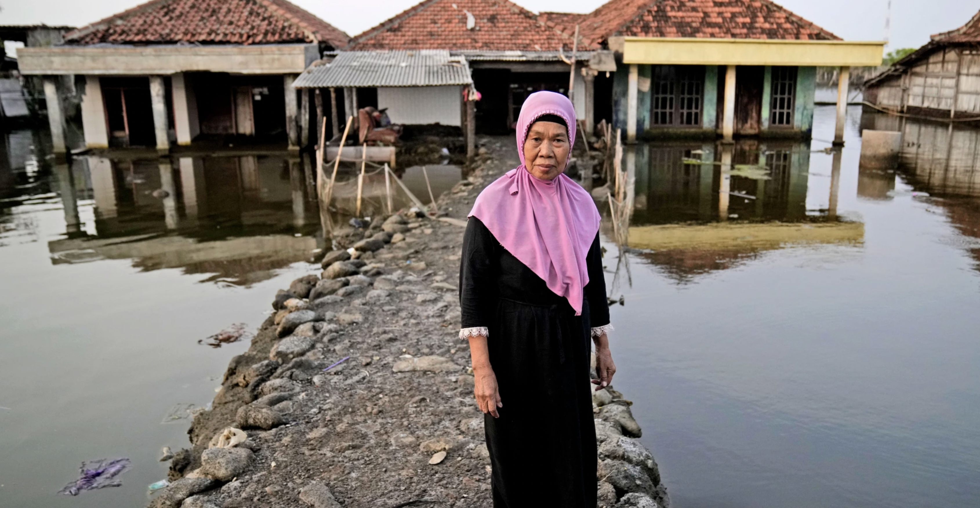 The Indonesians living in flooded villages